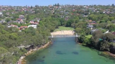 Maydanoz Körfezi Sahili ve Köprüsü Varlıklı Sydney Banliyöleri 'nde tenha bir sahil