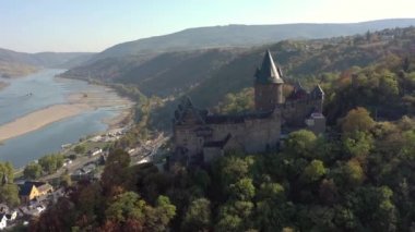 Almanya 'nın Ren kıyılarındaki Bacharach kasabasına bakan kale.