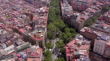 Barcelona 'da Grand Via Bustling Gotik şehrinde ağaçlı bir cadde