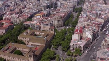 Barcelona 'da Grand Via Bustling Gotik şehrinde ağaçlı bir cadde