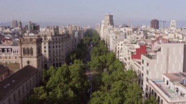 Barcelona 'da Grand Via Bustling Gotik şehrinde ağaçlı bir cadde