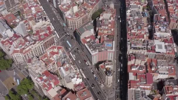 夏に車とバルセロナ市内の通り — ストック動画