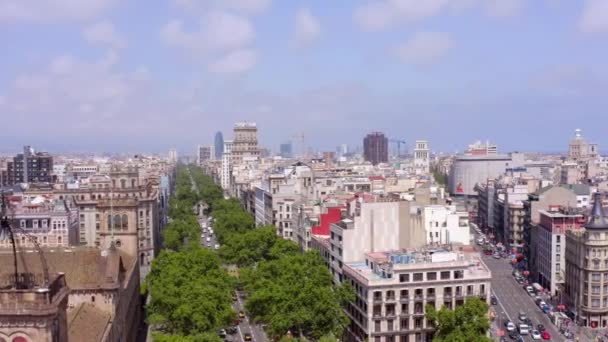 Grand Barcelona Een Straat Met Bomen Bruisende Gotische Stad — Stockvideo