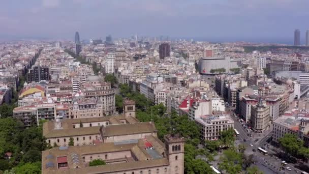 Grand Barcelona Una Calle Arbolada Bulliciosa Ciudad Gótica — Vídeo de stock