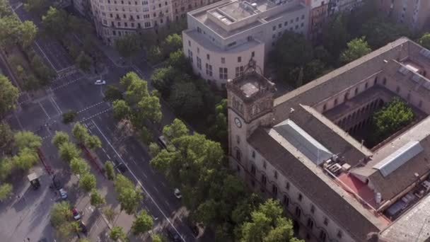 Barcelona Grand Bustling Gotik Şehrinde Ağaçlı Bir Cadde — Stok video