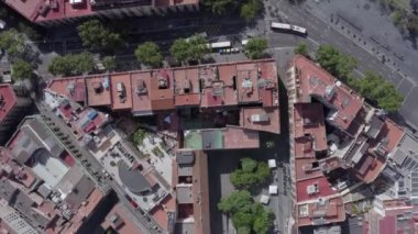 İspanya 'nın Barselona şehrinin kuş bakışı manzarası şehrin çatılarını ve caddelerini CBD' nin gotik binaları arasında gösteriyor.