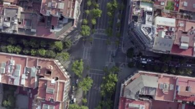 Araçlar Barselona Şehri Kuş Gözü Görünümü 'nde kavşaktan geçiyor.