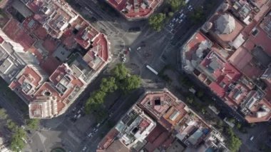 Barselona 'nın Şehir Sokakları ve Çatıları Yazın Kuşun Gözü Manzarasında