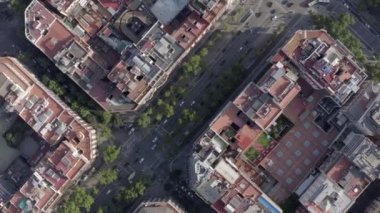 Barselona 'nın Şehir Sokakları ve Çatıları Yazın Kuşun Gözü Manzarasında