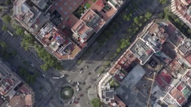 Barcelona Şehir Caddelerinin Binalar Arasındaki Zaman Hızlandırılmış Hava Aracı