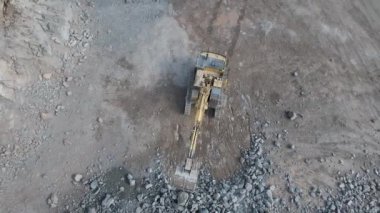 Taş ocağında çalışan bir kazıcının Yükselen Kuş Gözü Görünümü