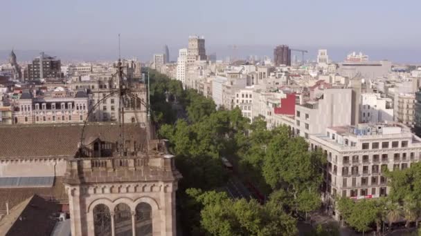バルセロナの忙しい街の通りと教会の鐘 — ストック動画