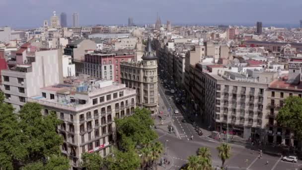 Calles Ocupadas Barcelona España Con Campana Iglesia — Vídeos de Stock