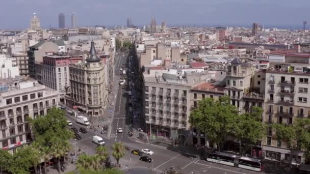 Ruas Movimentadas Barcelona Espanha Com Sino Igreja — Vídeo de Stock