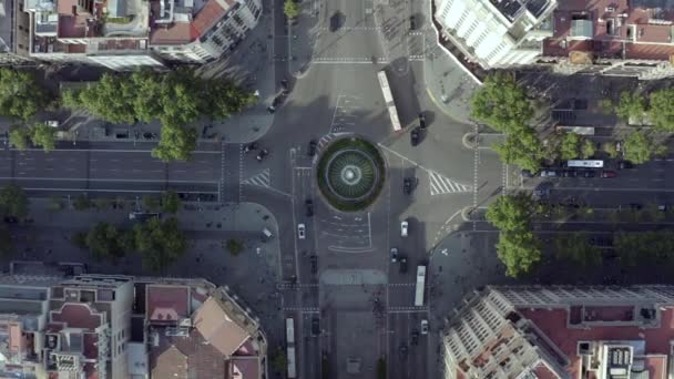 Vehículos Que Conducen Por Una Rotonda Ciudad Barcelona Vista Pájaro — Vídeos de Stock