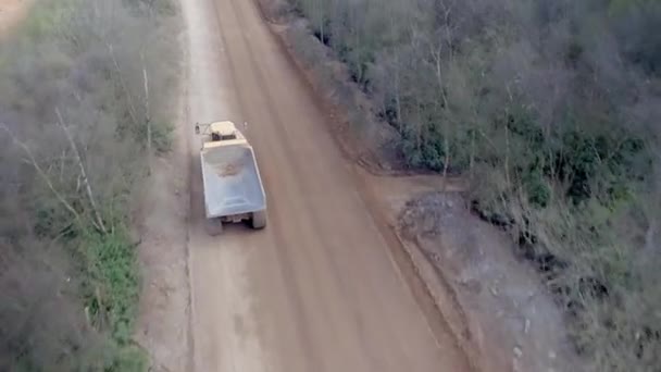 Μεγάλα Οχήματα Που Εργάζονται Γύρω Από Ένα Μεγάλο Ανοικτό Quarry — Αρχείο Βίντεο