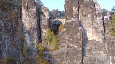 Bastei Kaya Formasyonu ve Köprüsü G 'deki Kule Simgesini Geçiyor