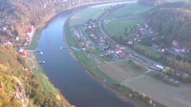 Bastei Kaya Formasyonu ve Köprüsü G 'deki Kule Kaya Simgesini Geçiyor