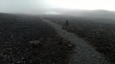 Tehlikeli bir Dağda Sisli Yol