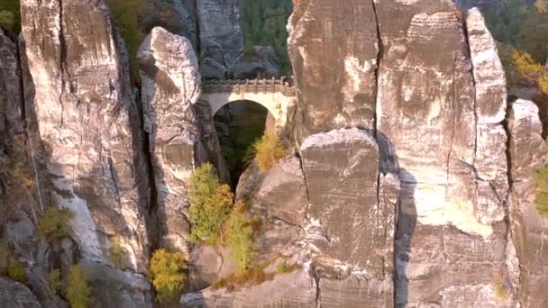 Formazione Rocciosa Bastei Ponte Che Attraversa Punto Riferimento Torreggiante — Video Stock