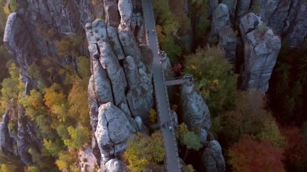 Σχηματισμός Και Γέφυρα Bastei Rock Διασχίζοντας Πανύψηλο Ορόσημο — Αρχείο Βίντεο