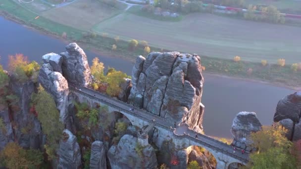 Bastei Rock Formation Bridge Crossing Towering Landmark — Stock Video