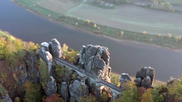 Bastei Rock Formation Bridge Crossing Towering Rock Landmark — Stockvideo