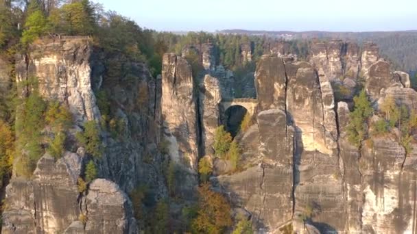 Bastei Rock Formation Bridge Crossing Towering Landmark — Stok Video