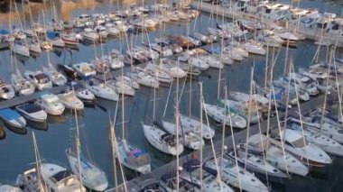 Cannes Limanı 'nda gün doğumu Yat ve gemilerle Marina' da demirli