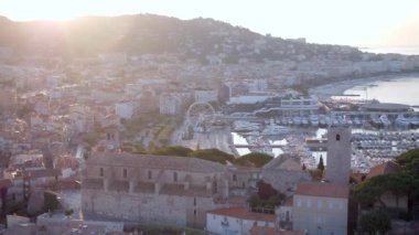 Cannes Limanı 'nda gün doğumu Yat ve gemilerle Marina' da demirli