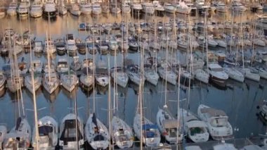 Yatlar ve botlar Cannes 'da bir limanda demirli
