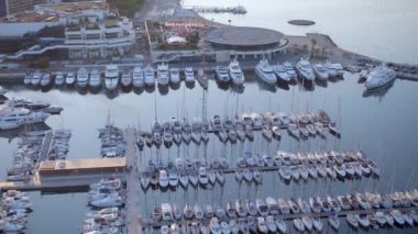 Cannes Limanı 'nda gün doğumu Yat ve gemilerle Marina' da demirli