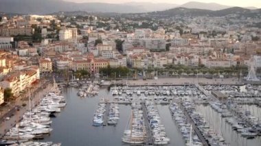 Cannes Limanı 'nda gün doğumu Yat ve gemilerle Marina' da demirli
