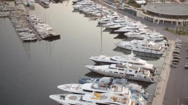 Cannes Limanı 'nda gün doğumu Yat ve gemilerle Marina' da demirli