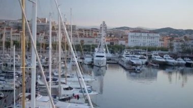 Cannes Limanı 'nda gün doğumu Yat ve gemilerle Marina' da demirli