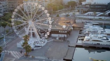 Fransa 'nın Cannes Limanı' nda bir dönme dolapla gün doğumu