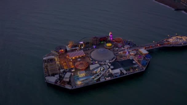 Brighton Seafront Pier Beleuchtet Der Nacht Luftaufnahme — Stockvideo