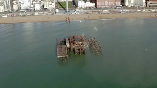 Brighton West Pier Blijft Aerial View — Stockvideo