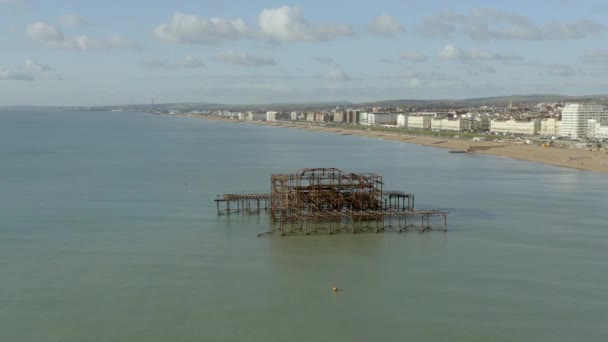 Brighton West Pier Blijft Aerial View — Stockvideo