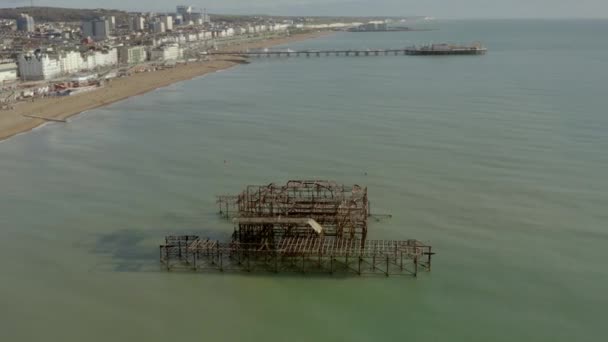Brighton Beach Het Verenigd Koninkrijk Met Overblijfselen Van West Pier — Stockvideo