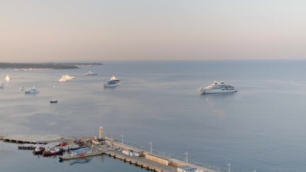Mega Jachty Zakotvené Mimo Cannes Port Při Východu Slunce — Stock video