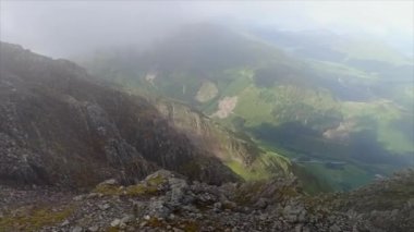 Cliff Edge ve Foggy Valley