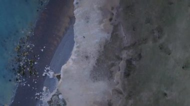 Kuş Gözü Görünümü Yukarıdaki Uçurumun Kıyısından Denize Bakıyor