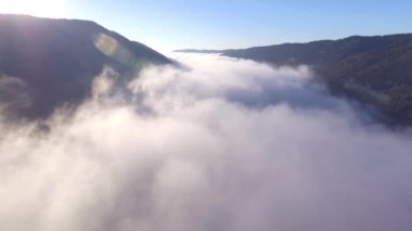 Gün doğumunda Alçaktan Bulutlar Vadide