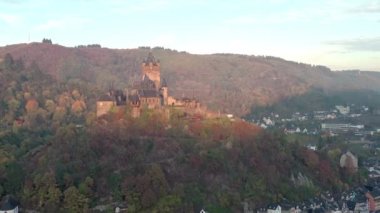 Nehre bakan Ortaçağ Şatosu ile Almanya 'da Cochem' in Gündoğumu Manzarası