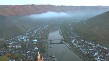 Nehre bakan Ortaçağ Şatosu ile Almanya 'da Cochem' in Gündoğumu Manzarası