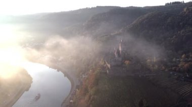 Nehre bakan Ortaçağ Şatosu ile Almanya 'da Cochem' in Gündoğumu Manzarası