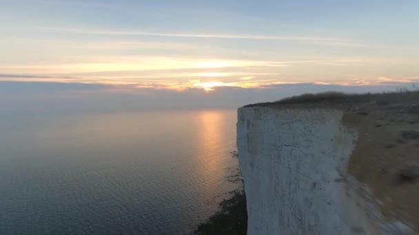 Vol Rapide Bas Dessus Une Falaise Escarpée Vers Soleil Couchant — Video