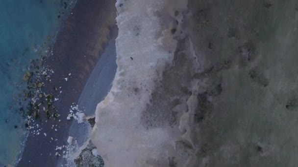 Vue d'Oeil d'Oiseau regardant vers le bas d'un bord de falaise élevé à la mer ci-dessous 
