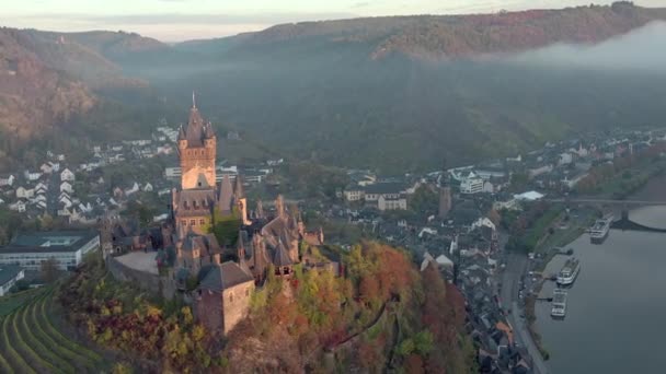 德国科奇姆的日出景观与俯瞰河流的中世纪城堡 — 图库视频影像
